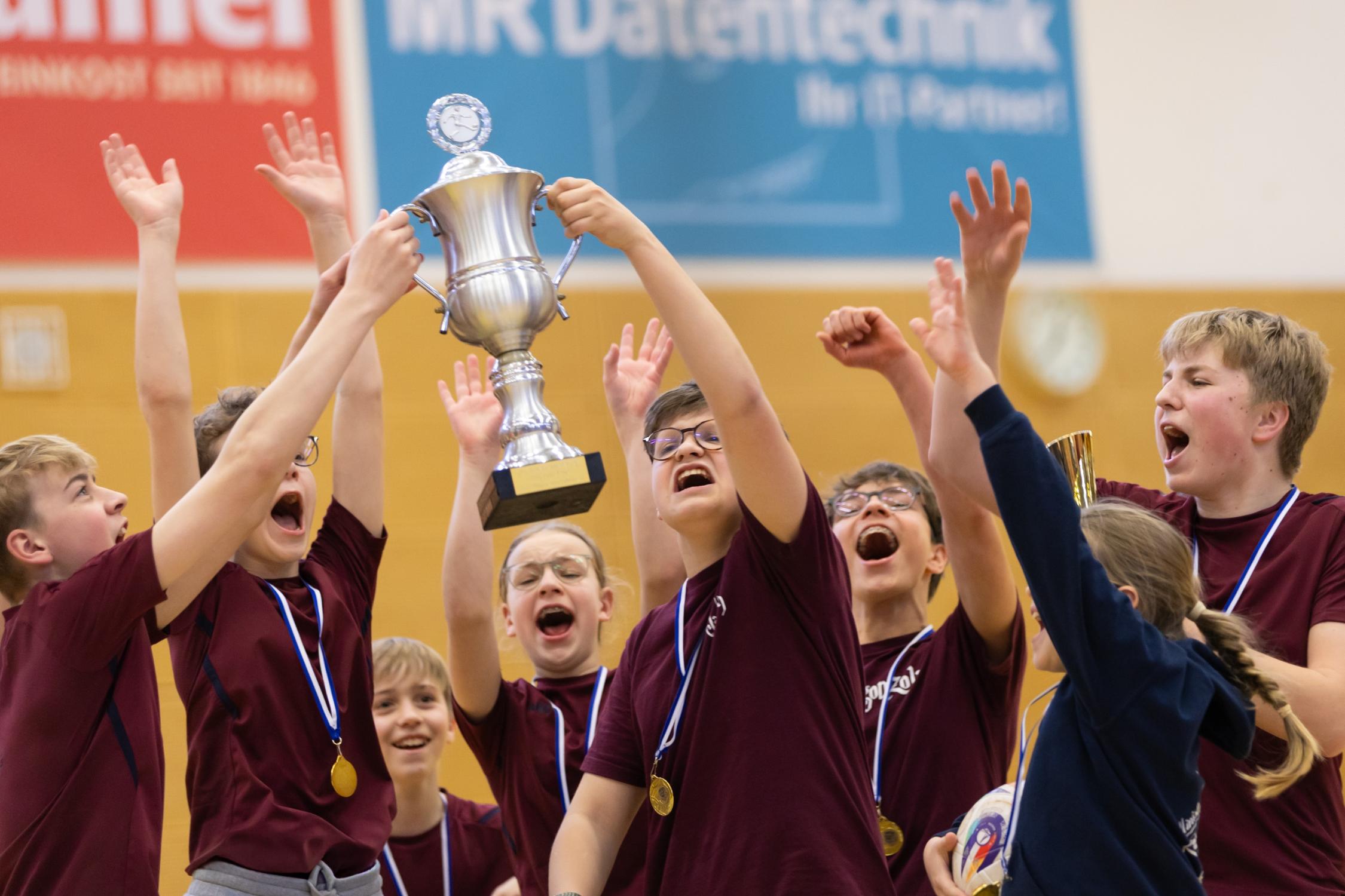 Die Mannschaft aus Maria Heimsuchung Bubenreuth (Junioren) beim Siegesjubel