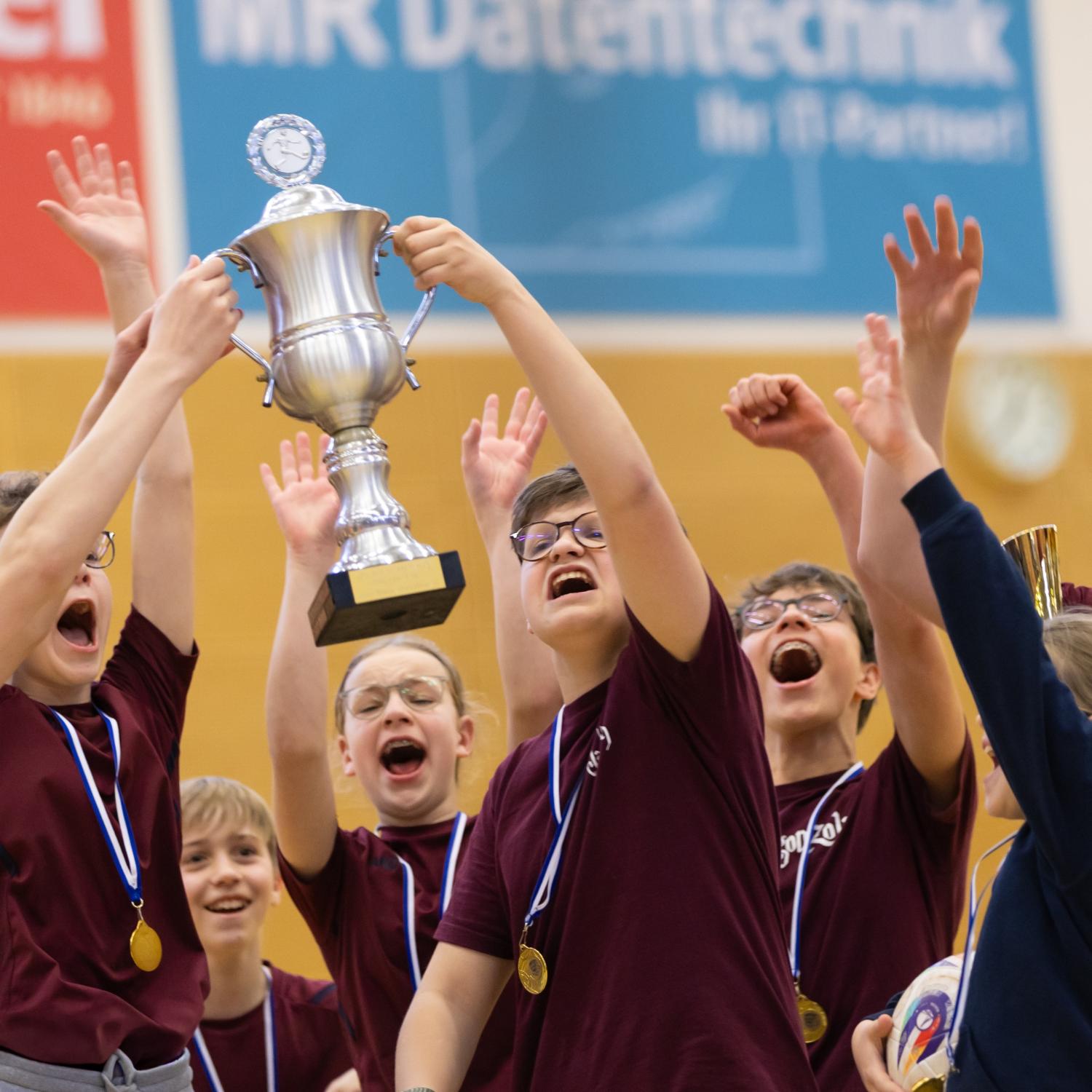 Die Mannschaft aus Maria Heimsuchung Bubenreuth (Junioren) beim Siegesjubel