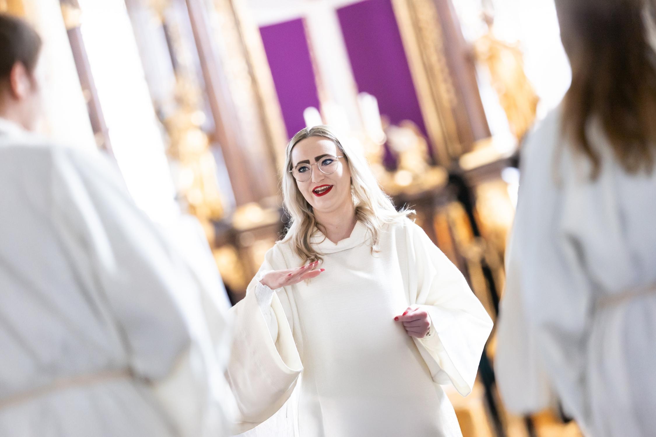 Pastoralreferentin Anna Schreiber im Gespräch mit Ministrantinnen und Ministranten